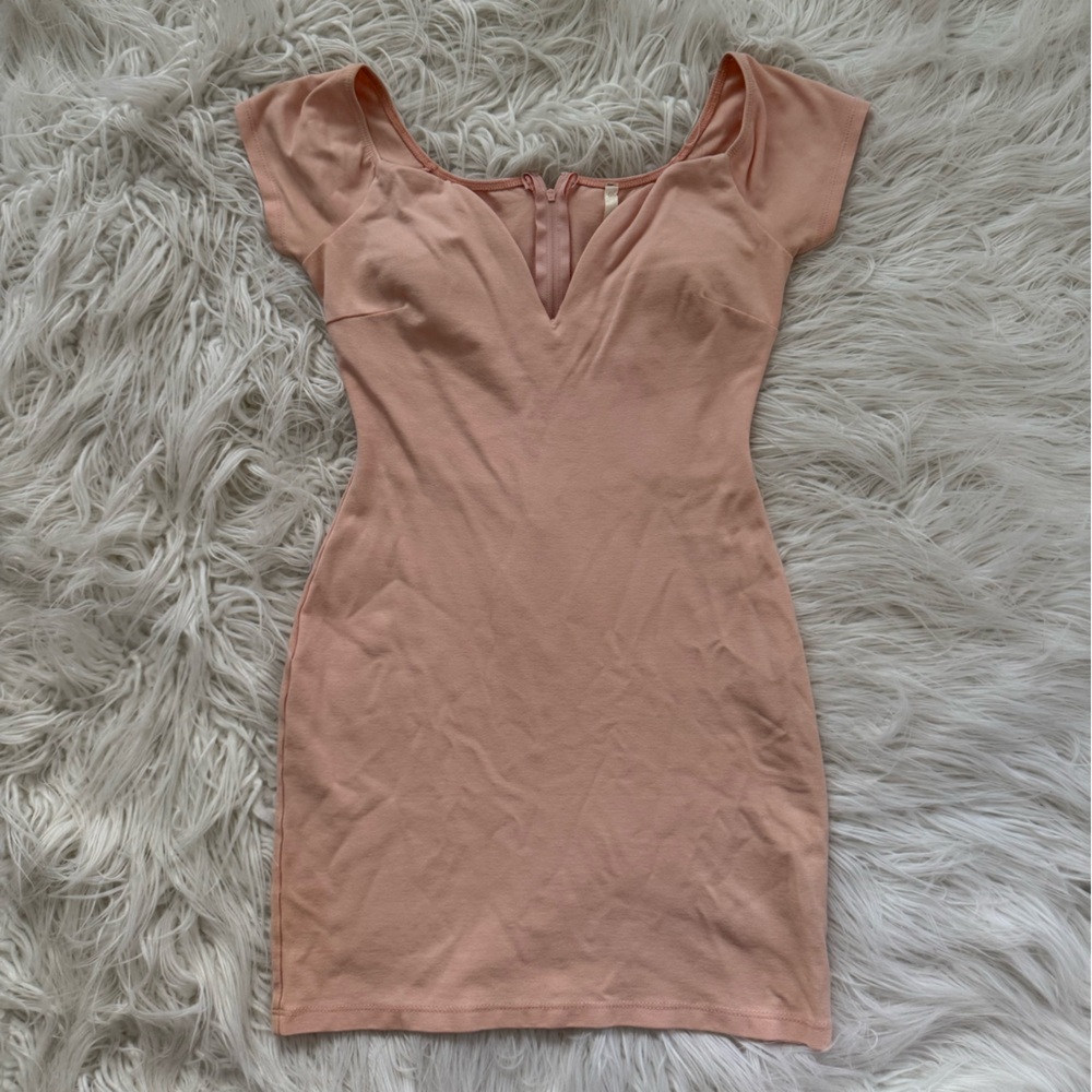 Women’s Fitted Cap-Sleeve Dress in Blush Pink
